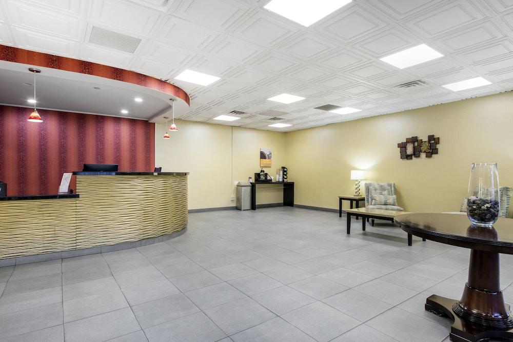 Quality Inn & Suites Charleston - Civic Center Екстер'єр фото