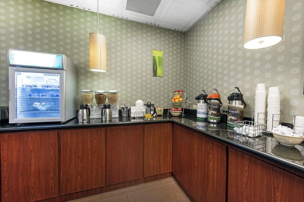 Quality Inn & Suites Charleston - Civic Center Екстер'єр фото