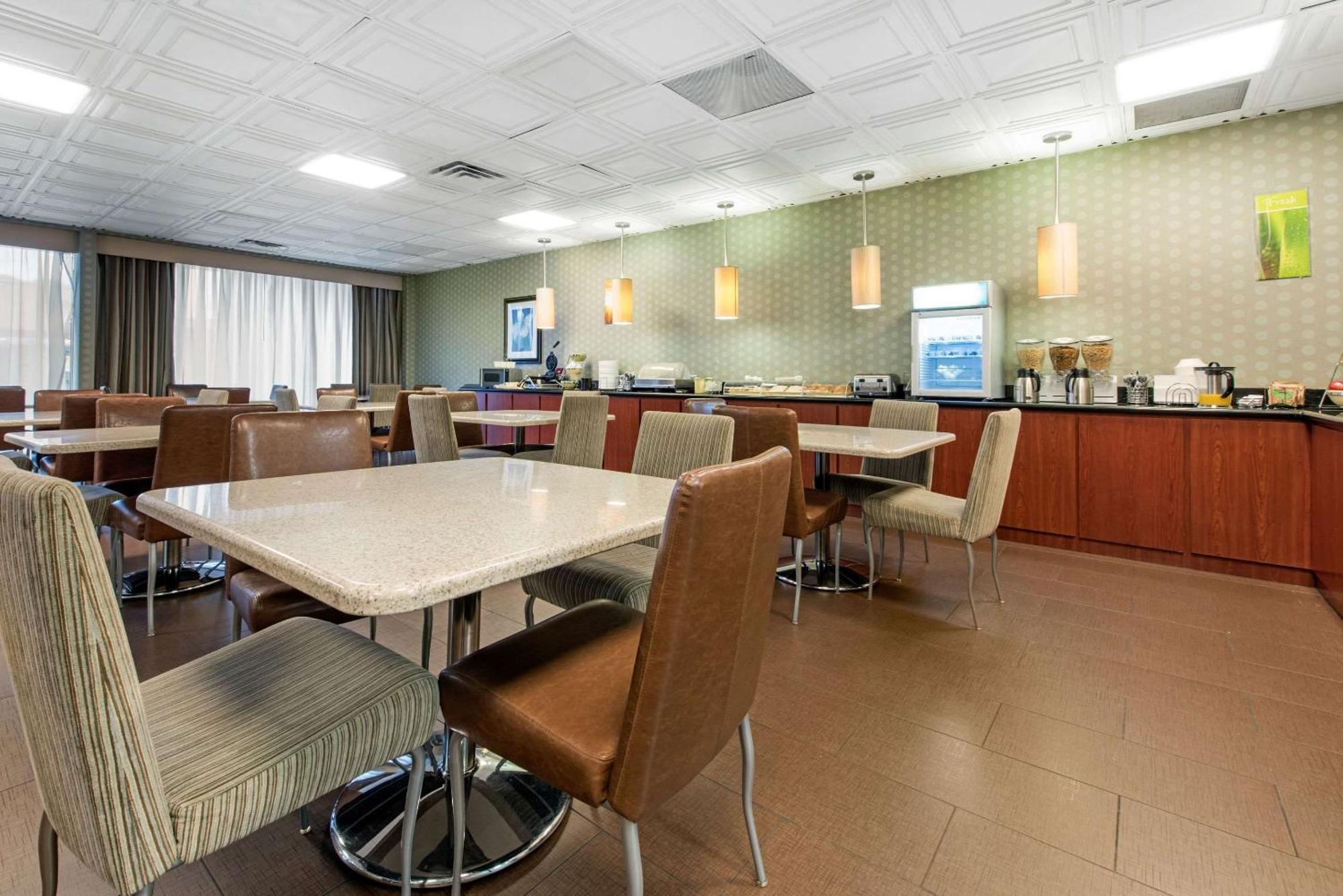Quality Inn & Suites Charleston - Civic Center Екстер'єр фото