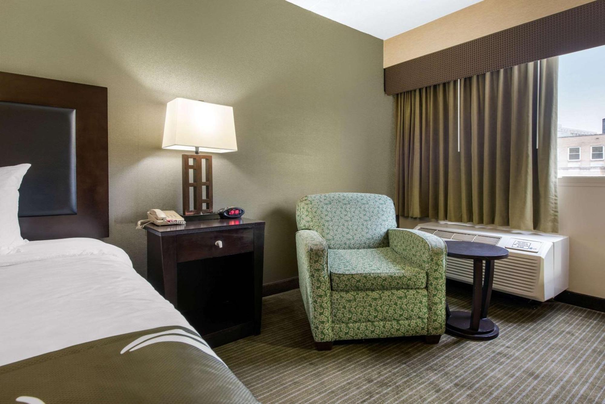 Quality Inn & Suites Charleston - Civic Center Екстер'єр фото