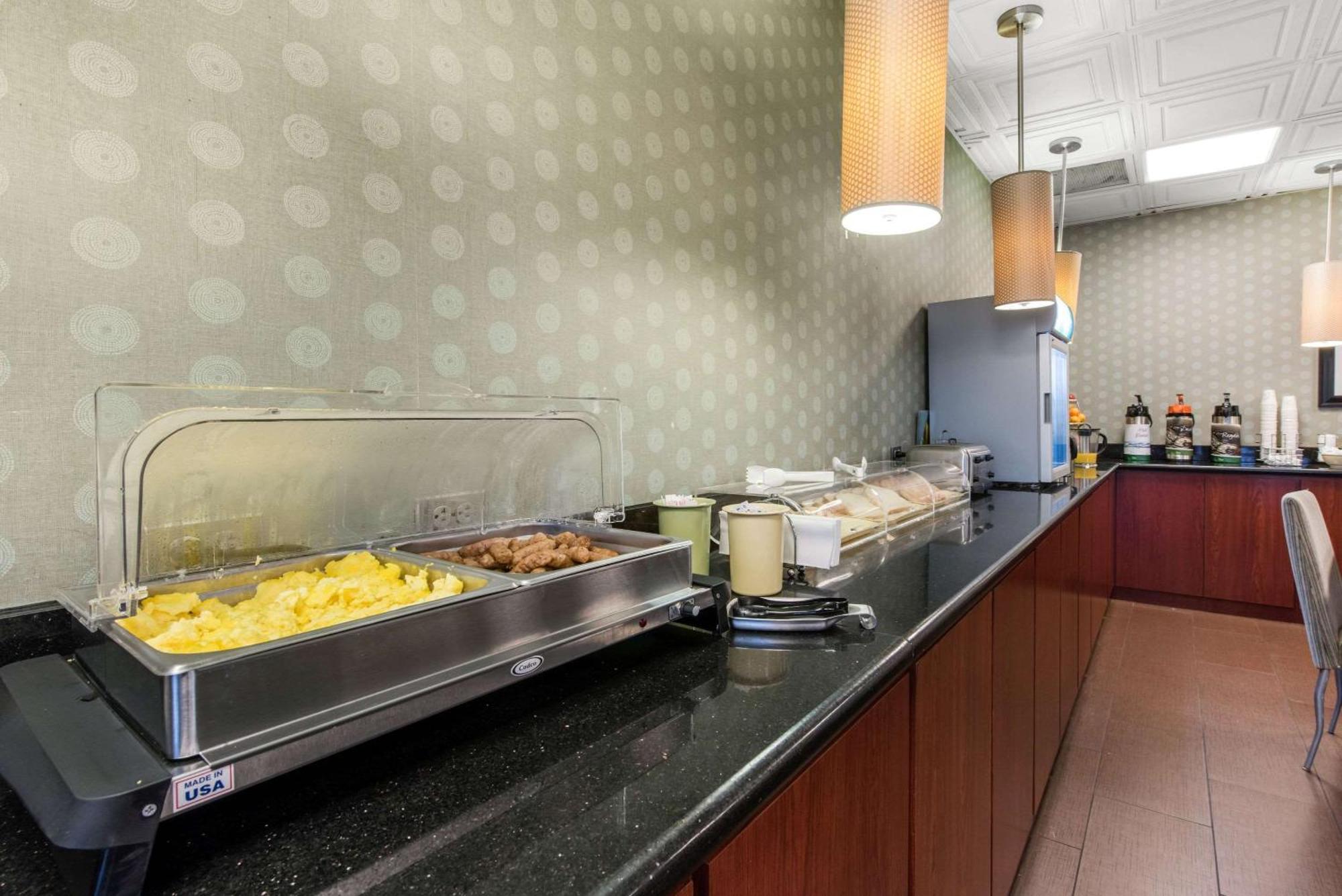 Quality Inn & Suites Charleston - Civic Center Екстер'єр фото