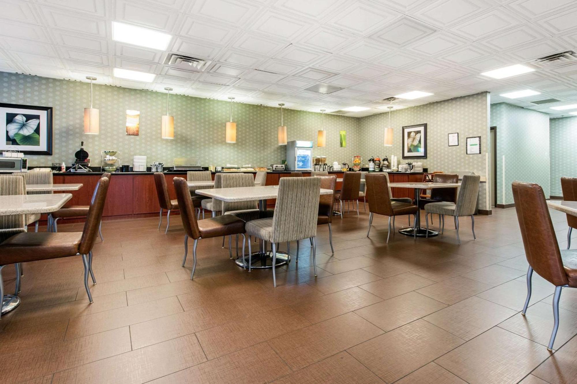 Quality Inn & Suites Charleston - Civic Center Екстер'єр фото