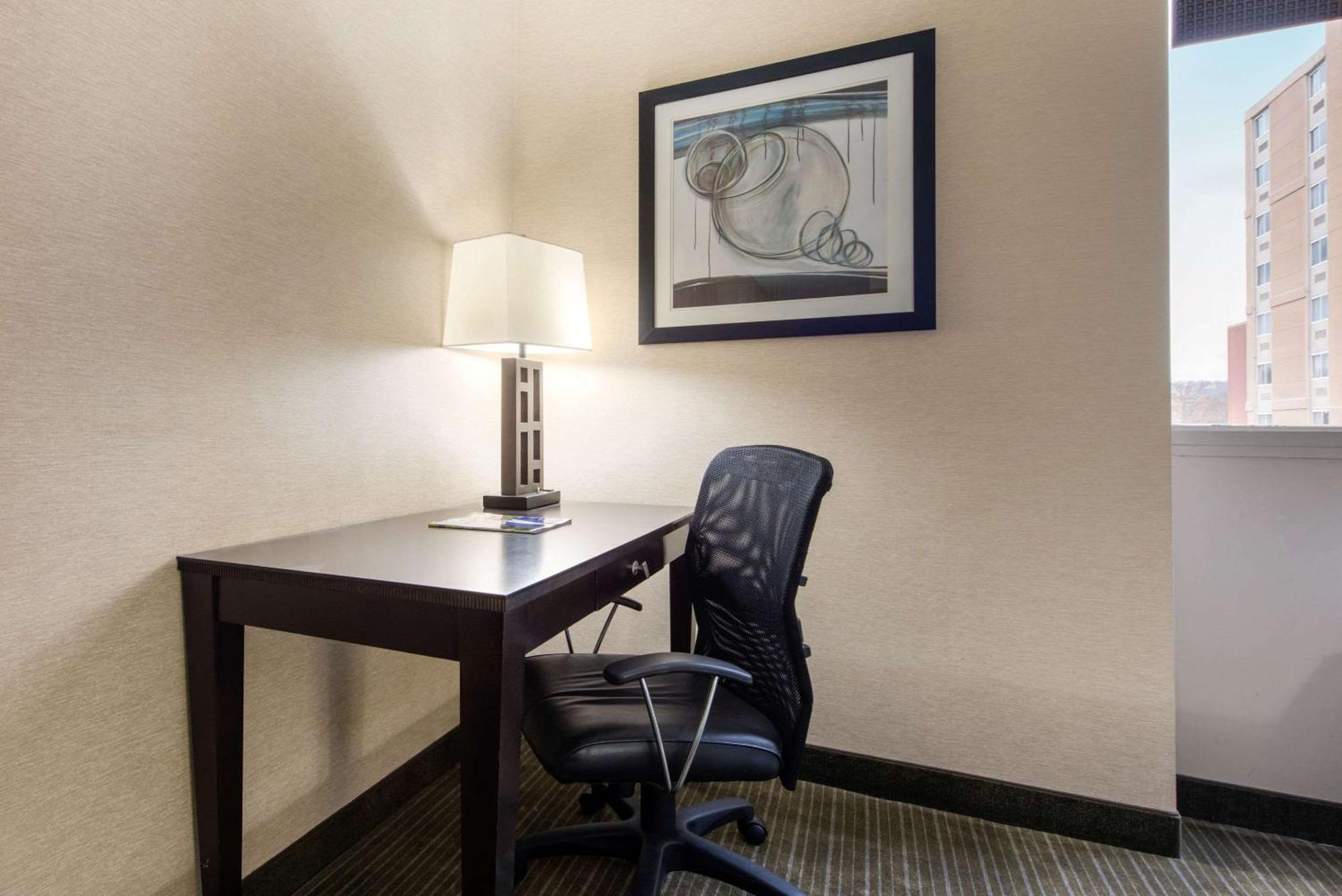 Quality Inn & Suites Charleston - Civic Center Екстер'єр фото