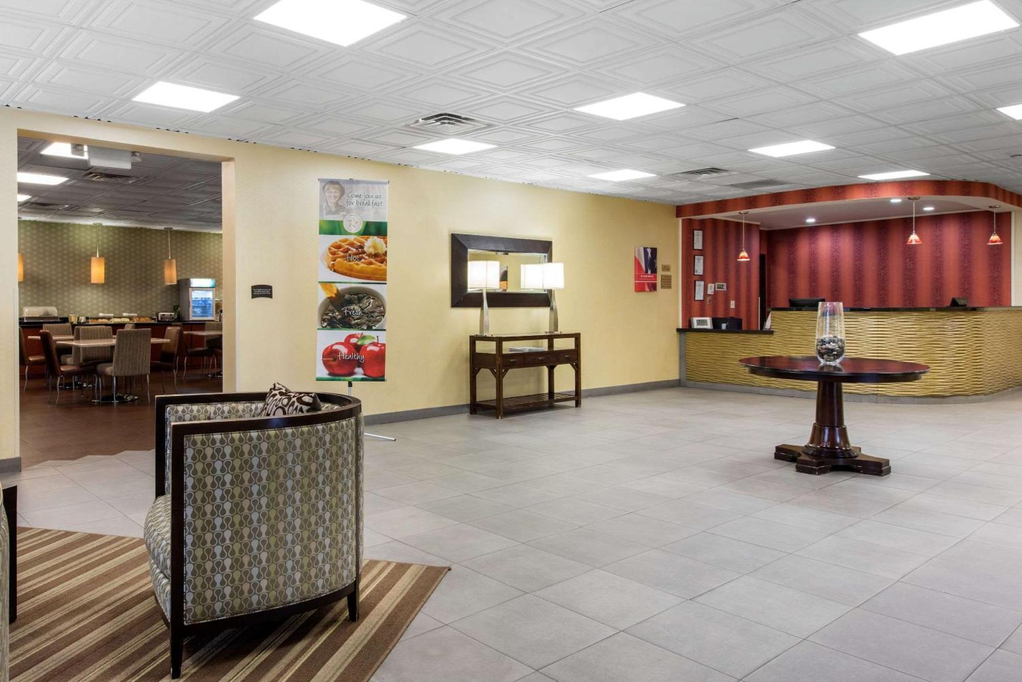 Quality Inn & Suites Charleston - Civic Center Екстер'єр фото